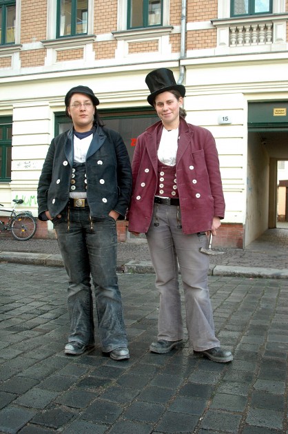 Lena aus Niederbayern und Steffi von Rügen auf der Walz in Leipzig Plagwitz. 2006