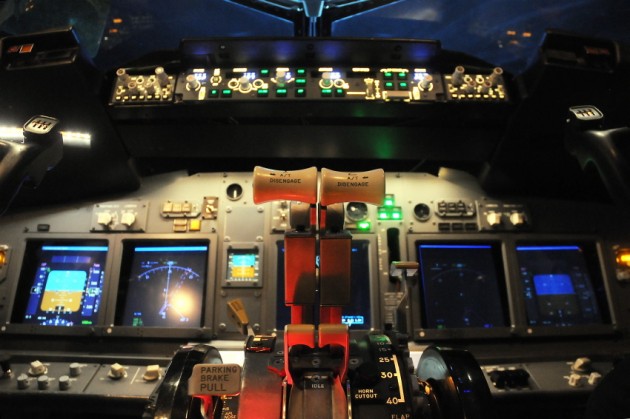 Boeing 737-800 flightdeck